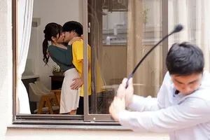 Bất ngờ chịch má kế trẻ thường xuyên lộ cặp mông to từ phía sau