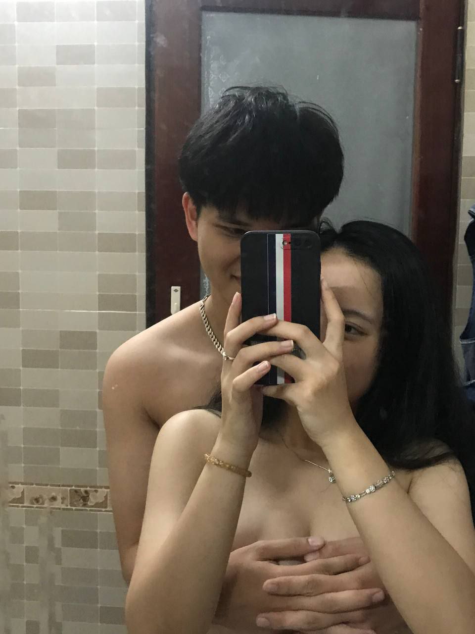 Phát hiện bạn gái con gái địt trộm, người má giận dữ trừng phạt cậu ta